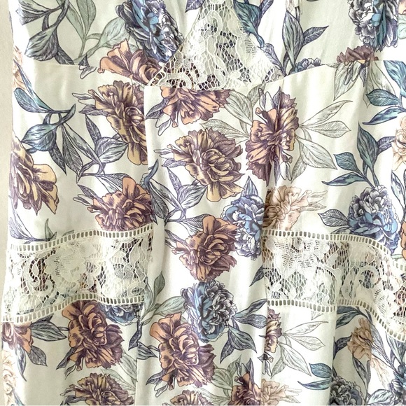 MINKPINK Women's Mysterious Floral Print V Neck Maxi Dress - Picture 6 of 11